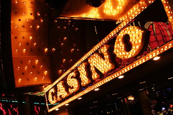 hoki88 login platform interface showing slot games and live-dealer tables